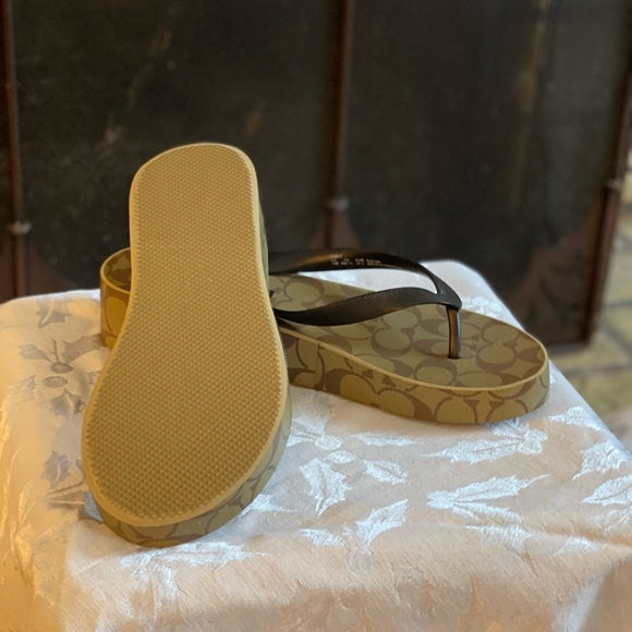 Coach women Lynn Wedge signature Flip-flop Sandals - Picture 3 of 3